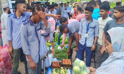 রাজবাড়ীর গোয়ালন্দে সাশ্রয়ী মূল্যের সবজি বিক্রি করলেন সান-সাইন কলেজিয়েট স্কুল