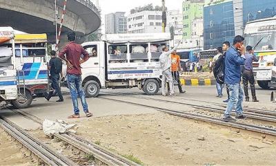 মহাখালী রেলক্রসিংয়ে ট্রেনের ধাক্কায় পথচারীর মৃত্যু