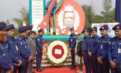 শিবপুরে সড়ক দুর্ঘটনায় নিহত ১০ পুলিশ সদস্যের প্রতি জেলা পুলিশের শ্রদ্ধা নিবেদন