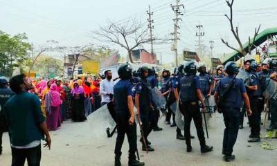 ঈদের ছুটি বাড়ানোর দাবিতে মহাসড়ক অবরোধ করে শ্রমিকদের বিক্ষোভ