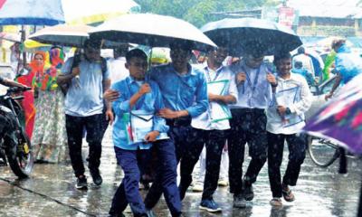 ভোগান্তিতে কর্মজীবী ও শিক্ষার্থী, আবহাওয়া পূর্বাভাসে যা রয়েছে