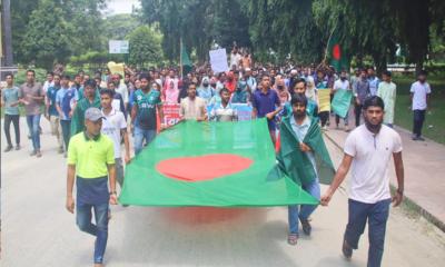 মহাসড়ক অবরোধ করে ইবি শিক্ষার্থীদের সাংস্কৃতিক আসর