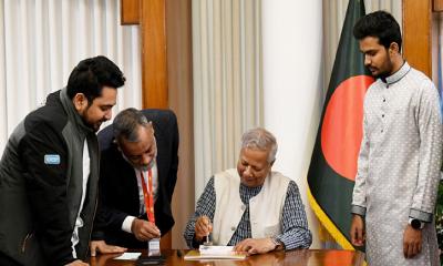 ‘তারুণ্যের উৎসব ২০২৫’ এর উদ্বোধনী খামে স্বাক্ষর করেছেন প্রধান উপদেষ্টা