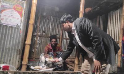 ভাঙ্গুড়ায় পিঠা বিক্রি করেই চলে কালামের সংসার