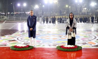 একুশে ফেব্রুয়ারির প্রথম প্রহরে রাষ্ট্রপতি ও প্রধানমন্ত্রীর শ্রদ্ধা