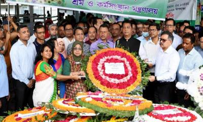 বঙ্গবন্ধুর প্রতিকৃতিতে শ্রম ও কর্মসংস্থান প্রতিমন্ত্রীর শ্রদ্ধা