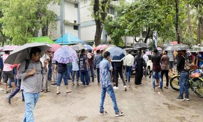 শাহবাগে জড়ো হচ্ছেন শিক্ষার্থীরা