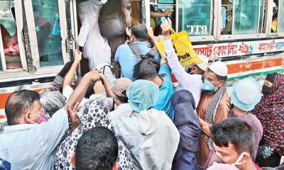 রাজধানীতে মেট্রো রেলের যাত্রীদের অসহনীয় ভোগান্তি