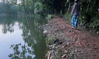 ফরিদগঞ্জে মাছের ঘেরে বিলীন সড়ক