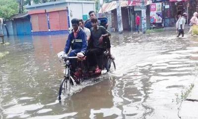 দু’ঘন্টার বৃষ্টিতে যশোর অধিকাংশ এলাকা প্লাবিত, চরম দুর্ভোগে মানুষ