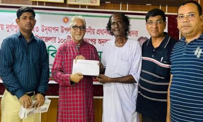 উল্লাপাড়ায় ১শটি পূজা মন্ডপে অনুদান বিতরণ