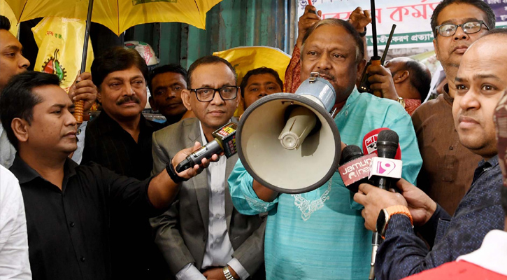 দেশবন্ধু গ্রুপের ৯০ টাকায় চিনি ও ৪৫ টাকায় চাল বিক্রি কার্যক্রমের উদ্বোধন করলেন বাণিজ্যমন্ত্রী