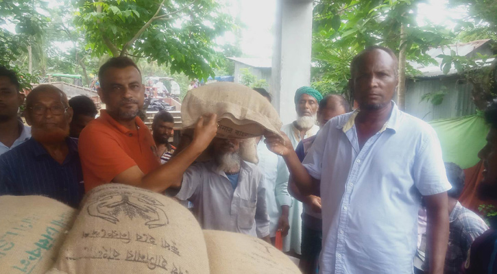 আমতলীর হলদিয়ায় ঈদুল আজহা উপলক্ষে ভিজিএফের চাল বিতরণ