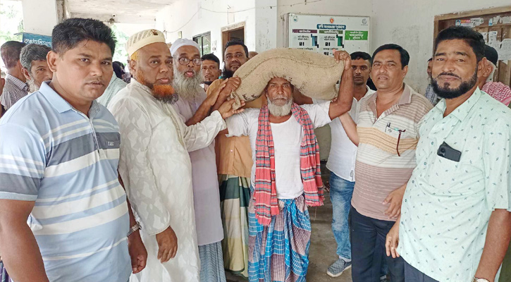 আমতলীর গুলিশাখালীতে জেলেদের মাঝে ভিজিএফএর চাল বিতরণ