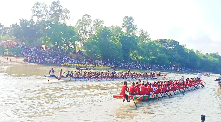 সরিষাবাড়ীতে নৌকা বাইচে হাজারো মানুষের ঢল