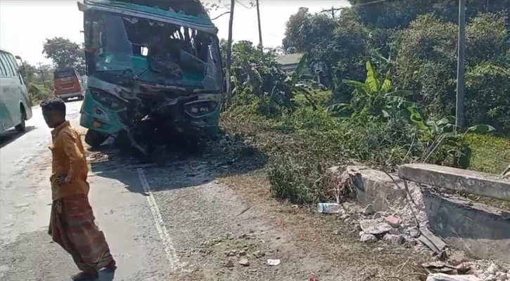 নবীগঞ্জে যাত্রীবাহী বাস নিয়ন্ত্রণ হারিয়ে নিহত ১, আহত ৩০