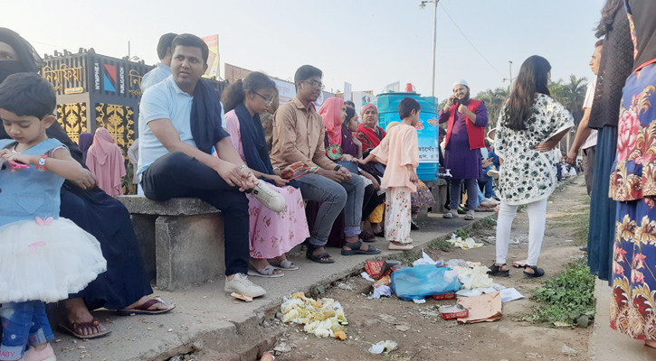 বইমেলায় যত্রতত্র পড়ে আছে ময়লা-আবর্জনা