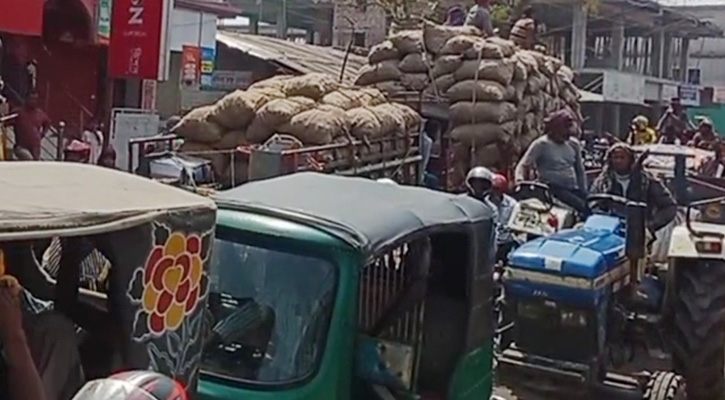 তানোরে অবৈধ যানবাহনে বাড়ছে সড়ক দুর্ঘটনা