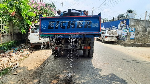 বাউফল পৌর শহরে ছিটানো হচ্ছে পানি