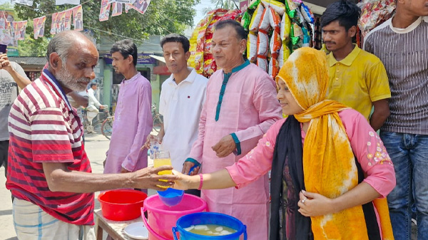 সিরাজগঞ্জে নিম্ন আয়ের পেশাজীবীদের মাঝে ঠান্ডা পানি বিতরণ