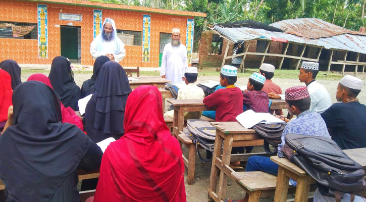 কাউখালীর জোলাগাতি মাদ্রাসার খোলা আকাশের নিচে পাঠদান