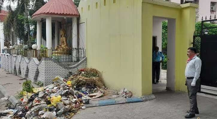 ভোট না দেওয়ায় বাড়ির সামনে ফেলা হল ময়লা