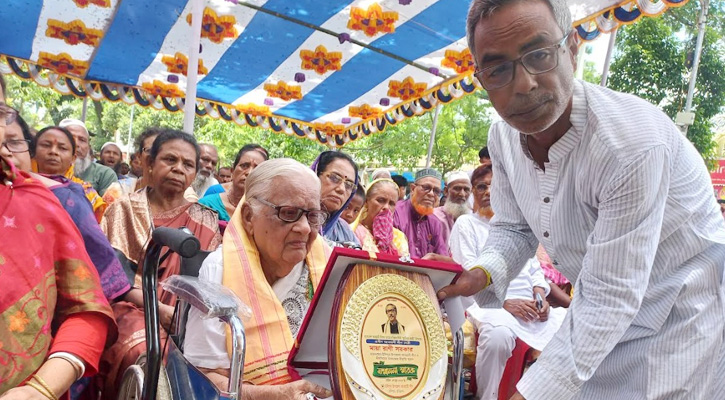 উলিপুরে আ.লীগের প্রতিষ্ঠাবার্ষিকীতে ১০ প্রবীণ নেতা সংবর্ধিত