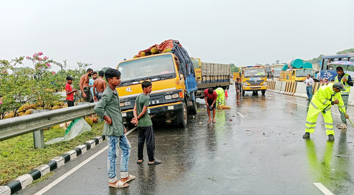 বঙ্গবন্ধু এক্সপ্রেসওয়েতে দেড় ঘণ্টা পর যানবাহন চলাচল স্বাভাবিক