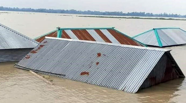 গাইবান্ধায় বন্যা পরিস্থিতির আরও অবনতি, পানিবন্দি ৫০ হাজার মানুষ