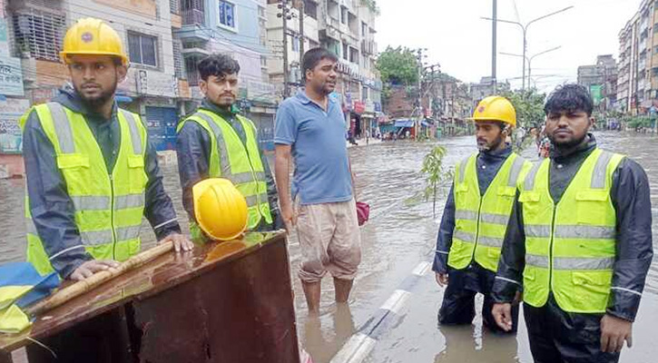 ডুবে থাকা ঢাকার ‘প্রাণ বাঁচাতে’ কাজ করছেন ডিএনসিসি