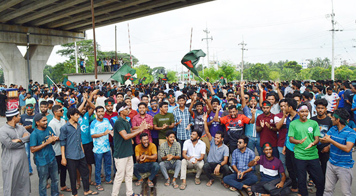 রেলপথ অবরোধে ট্রেনের শিডিউল বিপর্যয়, ভয়াবহ দুর্ভোগে যাত্রীরা