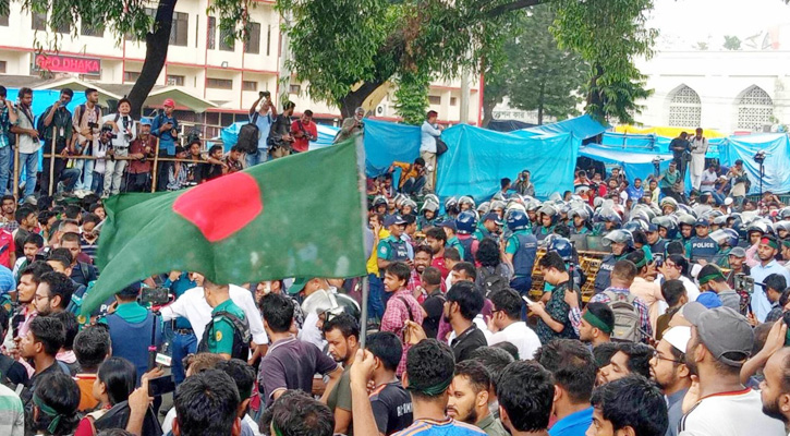 জিরো পয়েন্টে শিক্ষার্থীদের অবস্থান, বঙ্গভবন যাচ্ছেন ১০ সদস্যর প্রতিনিধি দল