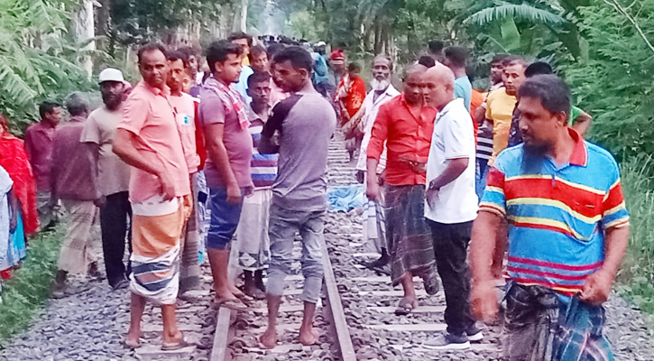 জয়পুরহাটে ট্রেনের ধাক্কায়  মা-ছেলের মৃত্যু