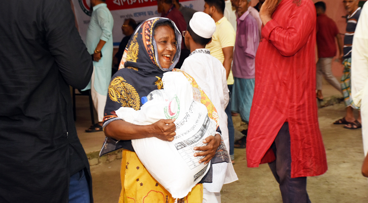 কর্মহীন পাঁচ‍‍`শ পরিবারকে রেড ক্রিসেন্ট সোসাইটির ত্রাণ সহায়তা