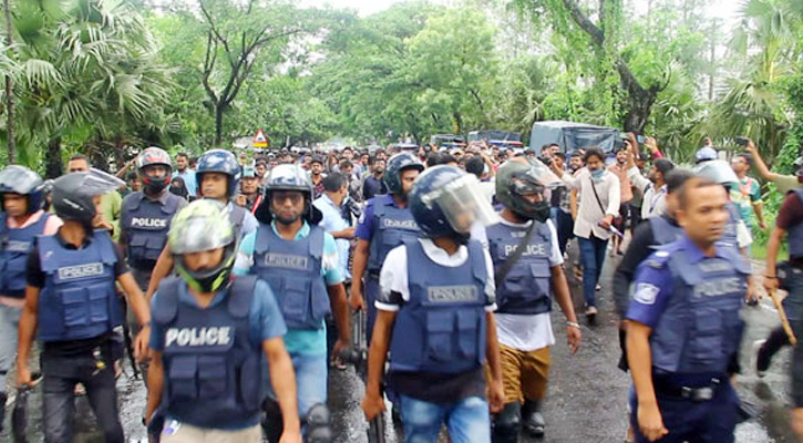 পুলিশের সহযোগিতায় পাবনায় শিক্ষার্থীদের শান্তিপূর্ণ গণমিছিল