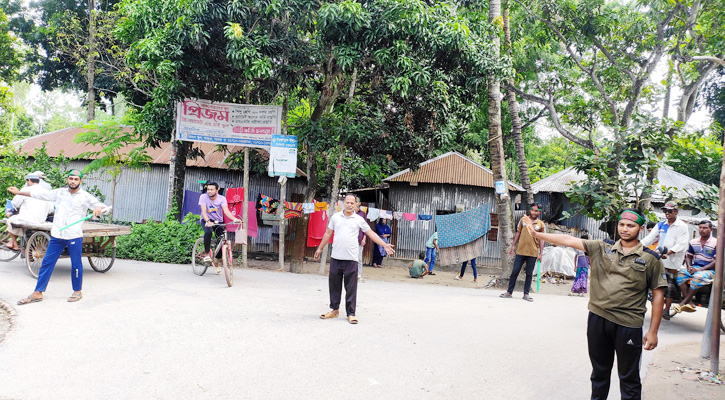 ভাঙ্গুড়া উপজেলার রাস্তার ট্রাফিক নিয়ন্ত্রণে শিক্ষার্থীরা