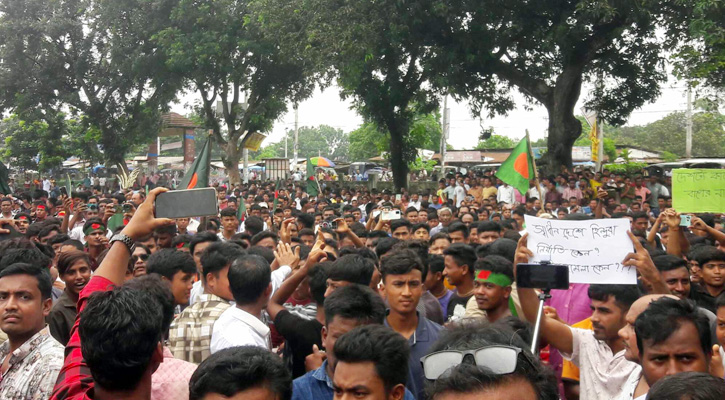 হিন্দু সম্প্রদায়ের ওপর সাম্প্রদায়িক সহিংসতার প্রতিবাদে রাণীশংকৈলে বিক্ষোভ