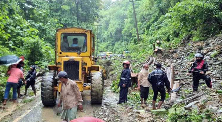 খাগড়াছড়ির আলুটিলায় পাহাড় ধসে যানচলাচল বন্ধ