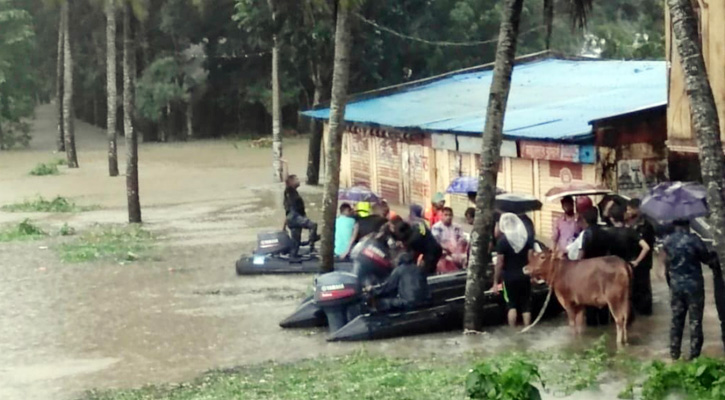 ফেনীতে পানিবন্দিদের উদ্ধারে যোগ দিয়েছে নৌবাহিনী