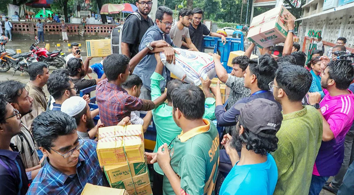 আজও টিএসসিতে ত্রাণ দিতে আসছেন অনেকে