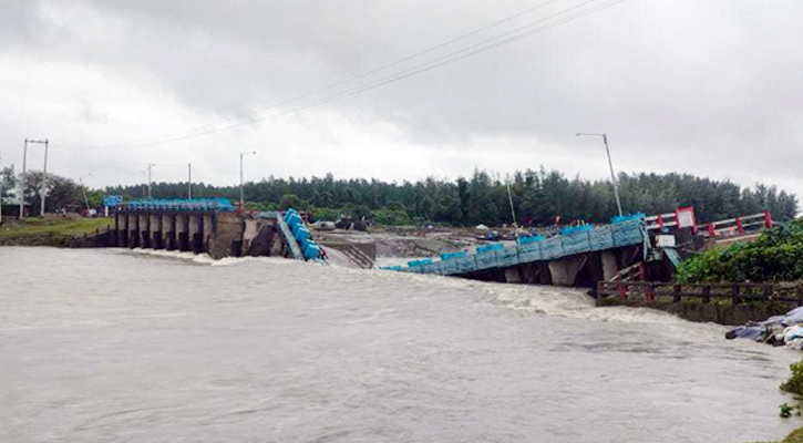 ধ্বসে গেছে মুছাপুর রেগুলেটর, এলাকাজুড়ে আতঙ্ক