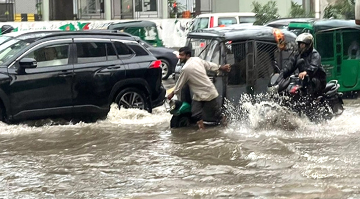 ভারী বৃষ্টিতে রাজধানীতে জলাবদ্ধতা, ভোগান্তিতে কর্মজীবীরা