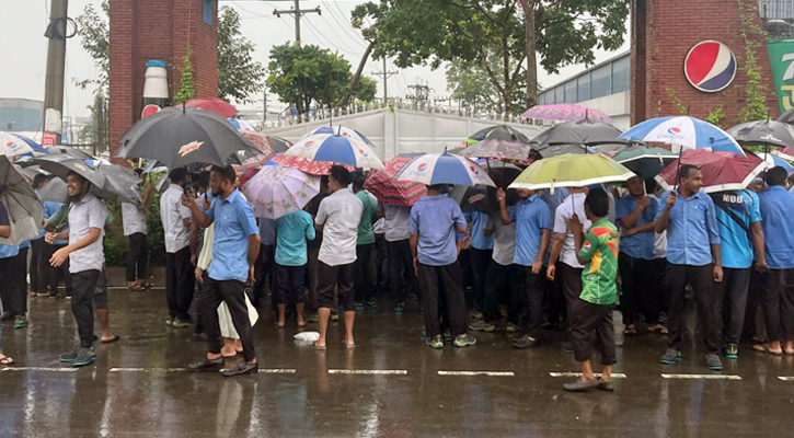 গাজীপুরে ট্রান্সকম বেভারেজের কারখানার শ্রমিকদের বিক্ষোভ