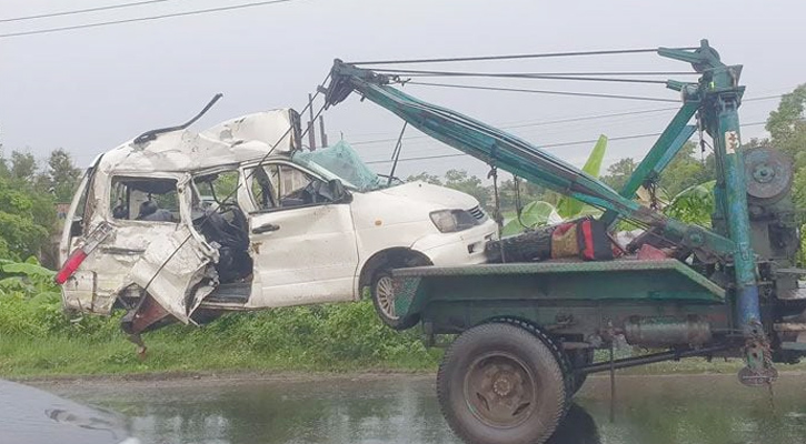 কুমিল্লায় মাইক্রোবাসের পেছনে বাসের ধাক্কায় শিশুসহ নিহত ৪