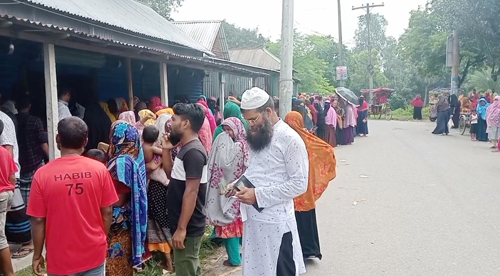 কাশিমপুরে টিসিবির উদ্যোগে অসহায় দরিদ্রদের মাঝে নিত্যপ্রয়োজনীয় পণ্য সামগ্রী বিতরণ