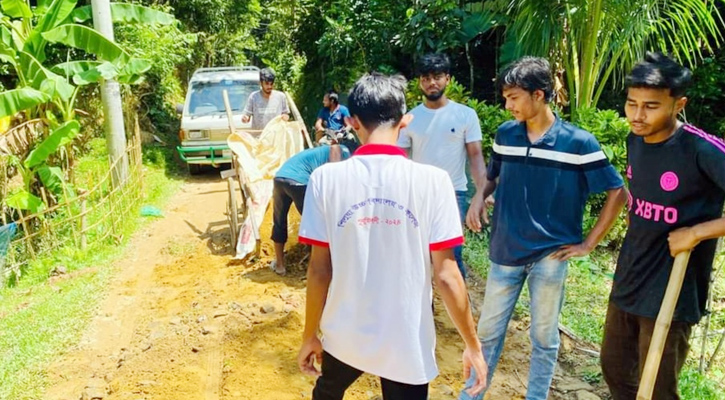 যুবকদের স্বেচ্ছাশ্রমে চার কিলোমিটার সড়ক সংস্কার