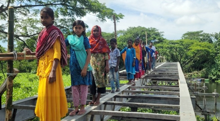 রাঙ্গাবালীতে সেতু নির্মাণকাজে ধীরগতি, ঝুঁকি নিয়ে সাঁকো পারাপার