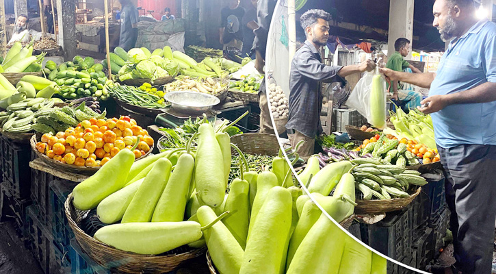 চড়া দামে বিক্রি হচ্ছে ভোগ্যপণ্য, সবজি ও এখন “বিলাসী পণ্য”