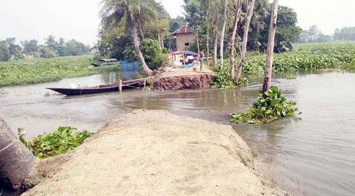 আত্রাইয়ে সোঁতি জাল দিয়ে মাছ ধরতে নদীর বাঁধ কাম সড়ক ভেঙ্গে দেয়ার অভিযোগ