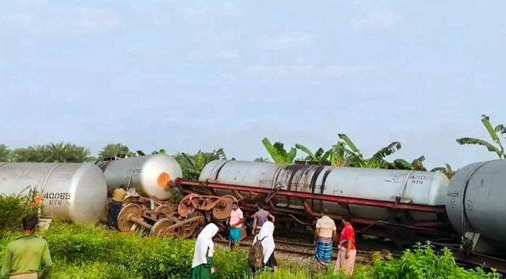 চুয়াডাঙ্গায় তেলবাহী ট্রেনের ট্যাঙ্কার লাইনচ্যুত, খুলনার সঙ্গে রেল যোগাযোগ বন্ধ